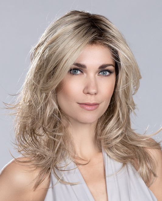 Perruque femme longue Voice Mono Ellen Wille en fibre synthétique thermorésistante, coloris Sandy Blonde Rooted