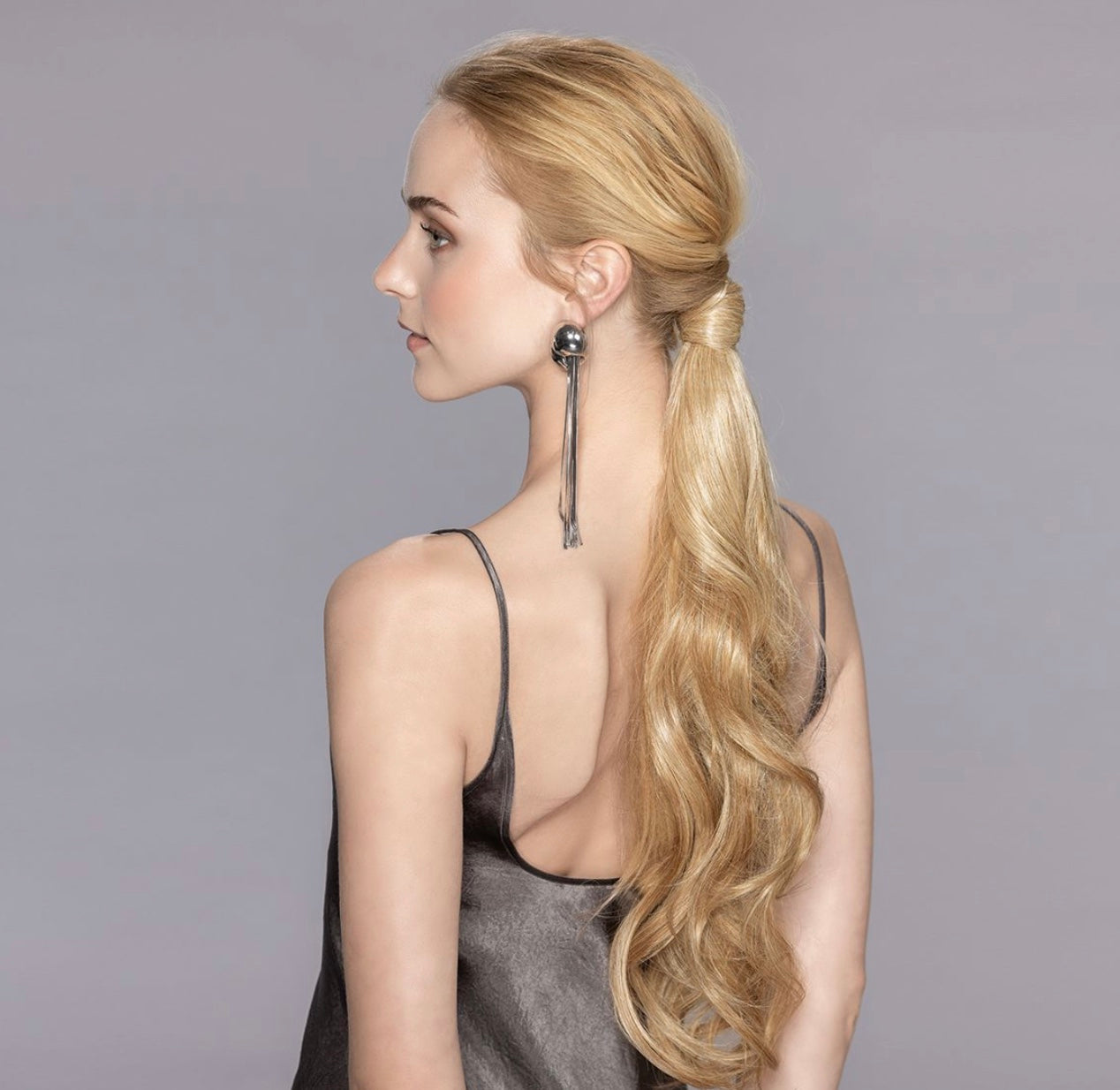 Queue de cheval Champagne 50 cm d’Ellen Wille : ondulations élégantes, fibre résistante à la chaleur, clip facile pour un look naturel.
