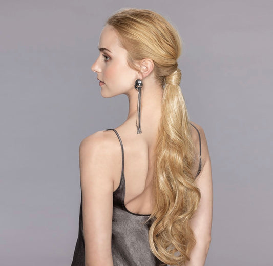 Queue de cheval Champagne 50 cm d’Ellen Wille : ondulations élégantes, fibre résistante à la chaleur, clip facile pour un look naturel.
