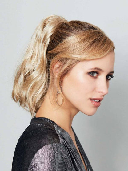 Queue de cheval Pico Short Gisela Mayer : ondulations légères, fixation par pince, idéale pour sublimer votre coiffure au quotidien ou en soirée.
