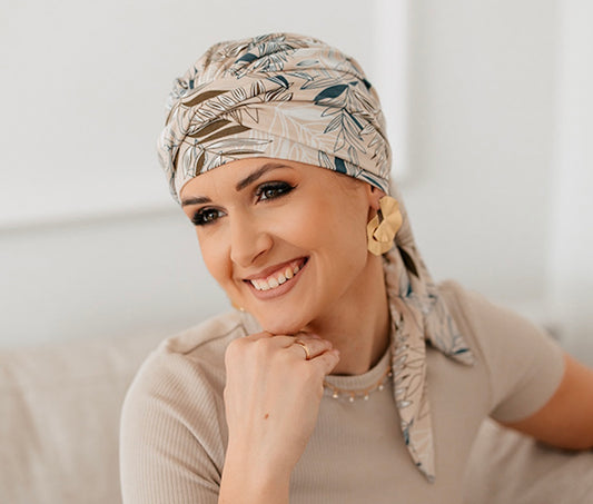 Turban chimio Amy en bambou beige à motif floral, doux et élégant, parfait pour alopécie ou chimiothérapie avec confort et style.

