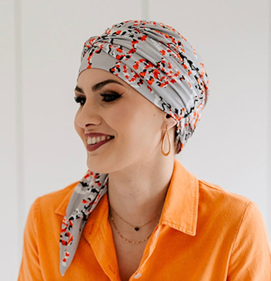 Turban chimio gris à motif floral, confortable et raffiné, parfait pour alopécie ou chimiothérapie avec style et bien-être.
