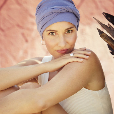 Turban femme Mila Bleu Pacific de Christine Collection, coton doux avec bandeau pour volume et drapé élégant. Adapté aux femmes avec pelade, alopécie ou perte de cheveux due à la chimiothérapie. Bord rembourré pour confort et maintien naturel au quotidien.