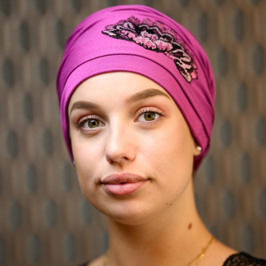Turban chimio Nancy Waille, brodé à la main, élégant et unique pour égayer vos tenues après pelade ou chimio.