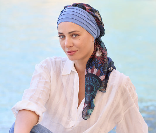 Turban chimio Notre Dame bleu nuit NJ Création, doux et confortable, idéal pour protéger le cuir chevelu en cas de pelade.