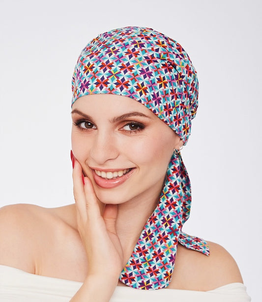Turban chimio Nola Short Gisela Mayer, élégant et modulable, parfait pour alopécie ou perte de cheveux avec style.
