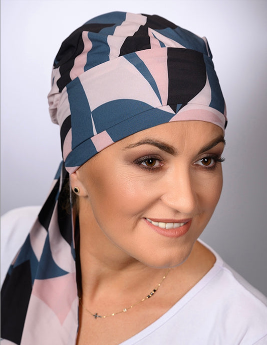 Turban chimio Teresa à imprimé graphique, chic et modulable, idéal pour alopécie ou chimiothérapie avec style et confort.
