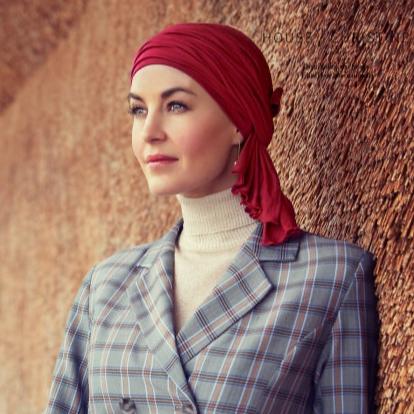 Turban femme drapé Tula, pré-noué pour volume et style facile. Adapté aux femmes avec pelade, alopécie ou perte de cheveux liée à la chimiothérapie. Confortable et élégant pour les journées d’automne.