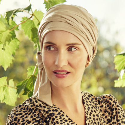 Turban femme Foulard Chimio Naos Sable de Christine Headwear, élégant et confortable. Adapté aux femmes avec pelade, alopécie ou perte de cheveux. Idéal pour rester chic et à l’aise au quotidien, même en période de soins.